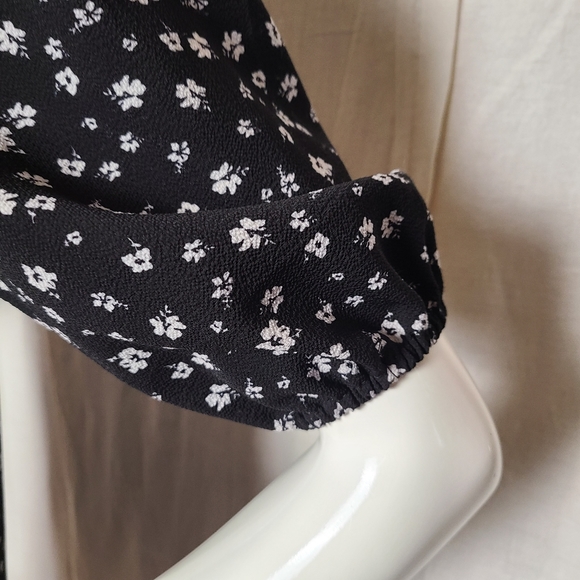 H&M Divided Women's Black White Ditsy Floral Ruffle Sleeve Summer Mini Dress - Picture 9 of 16